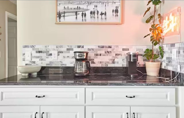 728 Alford St SE, Palm Bay, FL 32909 - bar featuring backsplash
