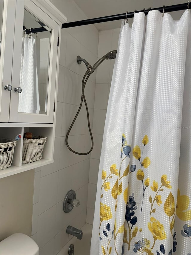 bathroom featuring toilet and shower / tub combo