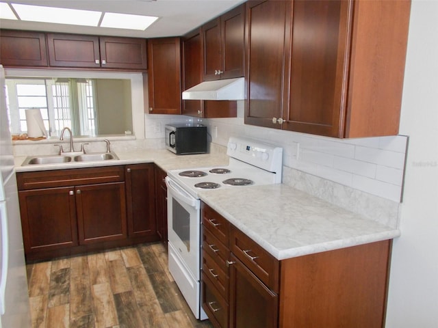 3311 Teeside Dr, New Port Richey, FL 34655 - kitchen with a sink, decorative backsplash, under cabinet range hood, and white appliances