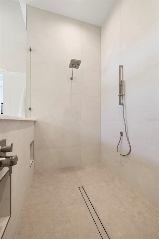 2218 S Occident St, Tampa, FL 33629 - bathroom featuring tiled shower