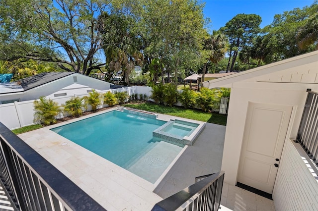 2218 S Occident St, Tampa, FL 33629 - view of swimming pool featuring a pool with connected hot tub and a fenced backyard
