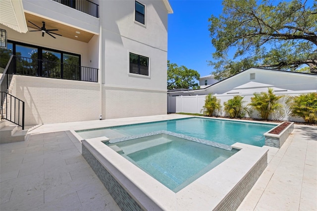 2218 S Occident St, Tampa, FL 33629 - view of swimming pool featuring a ceiling fan, a pool with connected hot tub, and a fenced backyard