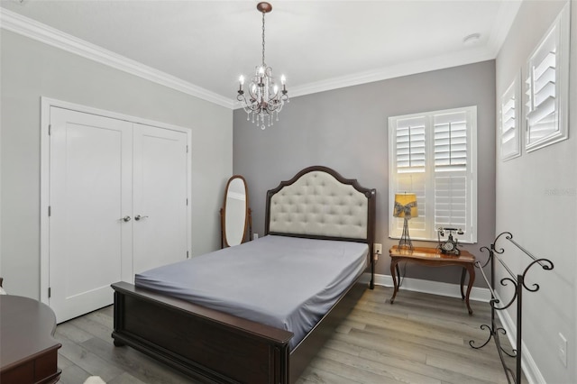 21746 Amelia Rose Way, Land O Lakes, FL 34637 - bedroom featuring a closet, ornamental molding, baseboards, a chandelier, and light wood finished floors