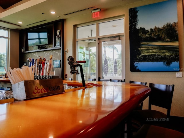 10517 Palm Cove Ave, Tampa, FL 33647 - bar with recessed lighting