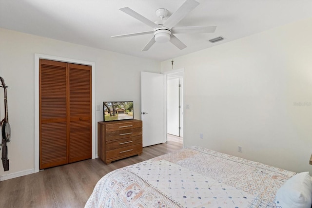 7120 N Croton Pt, Hernando, FL 34442 - bedroom featuring a ceiling fan, a closet, light wood-style flooring, and visible vents