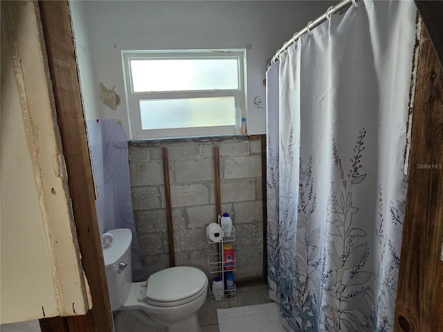 full bathroom featuring a shower with shower curtain and toilet