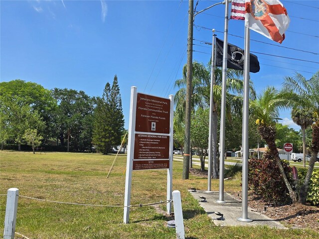 community / neighborhood sign featuring a yard
