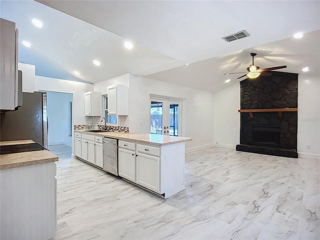 1005 Cameo Crest Ln, Valrico, FL 33596 - kitchen with stainless steel appliances, vaulted ceiling, ceiling fan, a sink, and open floor plan