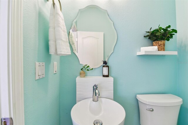 2547 Lexington Oak Dr, Brandon, FL 33511 - half bath featuring toilet
