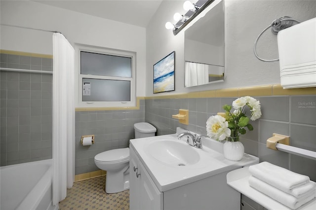306 S Highland Ave, Clearwater, FL 33755 - full bath with tile walls, toilet, vanity, shower / bath combination with curtain, and wainscoting