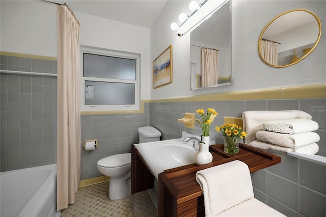 306 S Highland Ave, Clearwater, FL 33755 - full bath with toilet, tile walls, wainscoting, vanity, and shower / bath combo