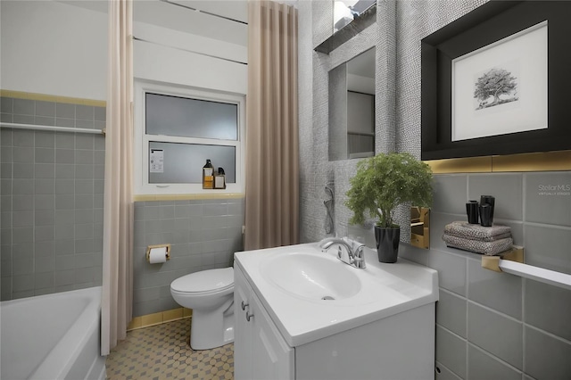 306 S Highland Ave, Clearwater, FL 33755 - full bathroom featuring tile walls, toilet, vanity, and shower / tub combo with curtain