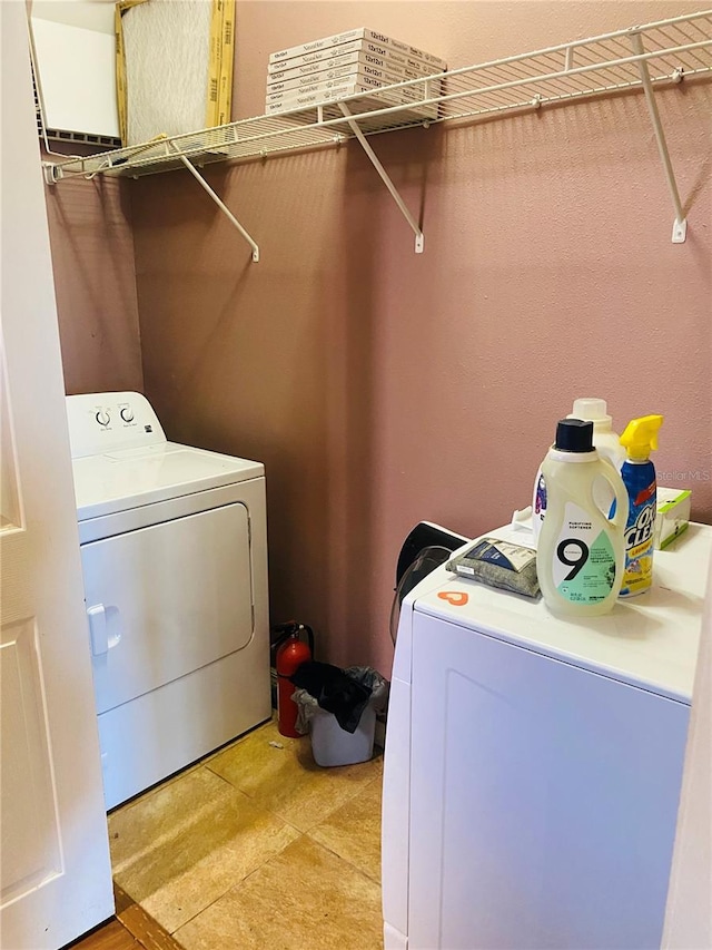 208 Shepard Ave, Dundee, FL 33838 - laundry room featuring independent washer and dryer