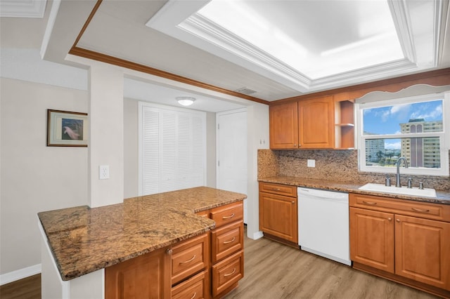 4725 Cove Cir Unit 601, Saint Petersburg, FL 33708 - kitchen featuring dishwasher, a sink, light wood finished floors, tasteful backsplash, and crown molding