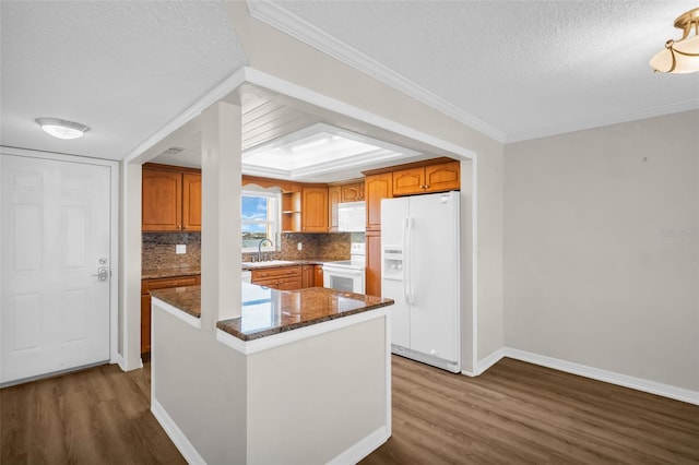 4725 Cove Cir Unit 601, Saint Petersburg, FL 33708 - kitchen with white appliances, a sink, wood finished floors, a textured ceiling, and open shelves