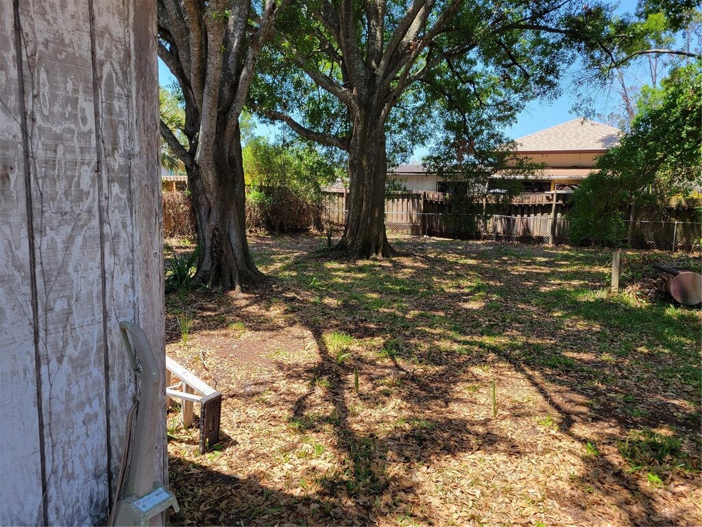 4708 W Ballast Point Blvd, Tampa, FL 33611 - view of yard with fence