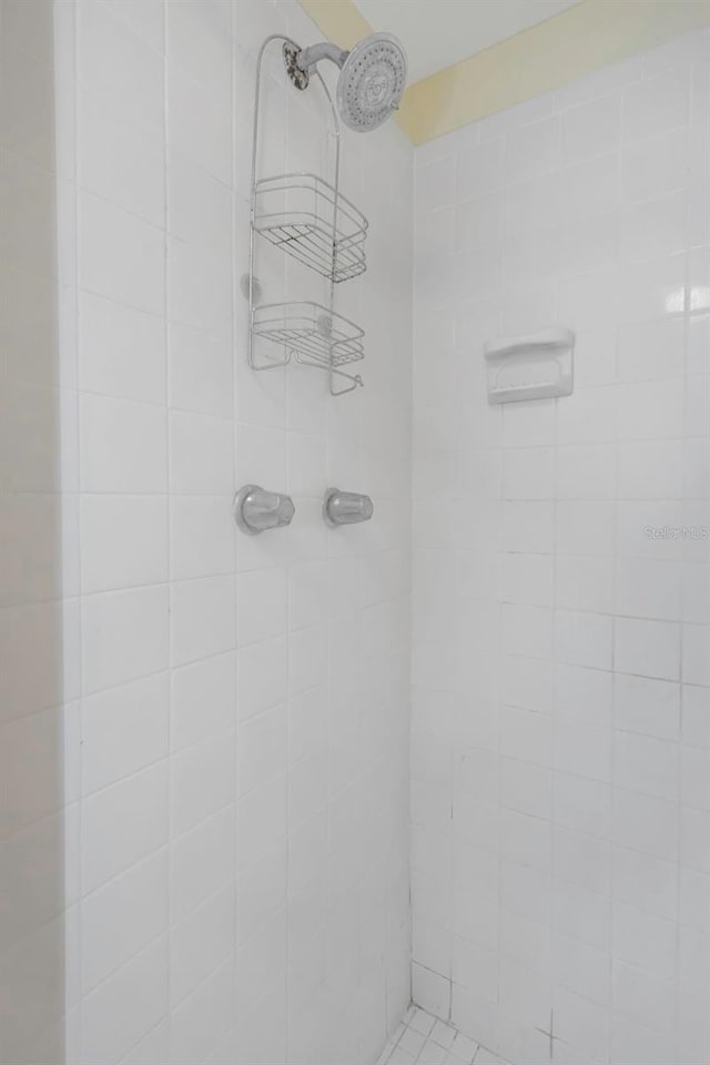 full bathroom featuring tiled shower