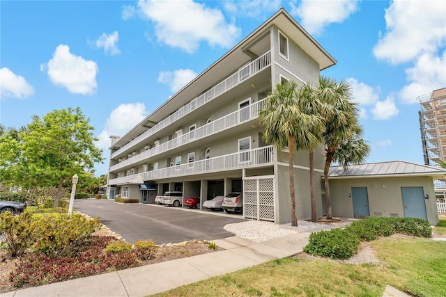 7 Island Park Pl Unit 204, Dunedin, FL 34698 - view of property with covered and uncovered parking