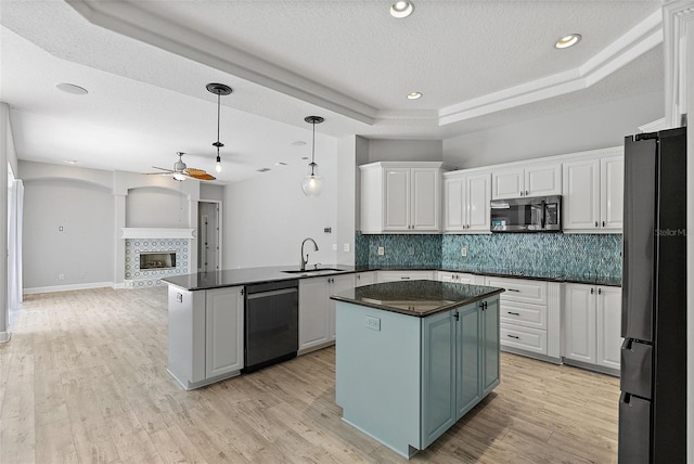 7314 Hunt Club Ln, Seminole, FL 33776 - kitchen featuring black appliances, a sink, ceiling fan, dark countertops, and recessed lighting