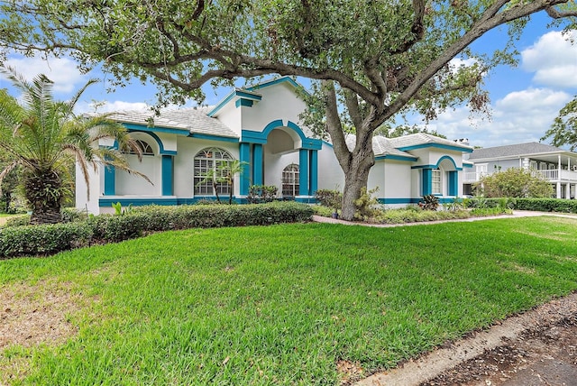 7314 Hunt Club Ln, Seminole, FL 33776 - view of front facade featuring stucco siding and a front lawn
