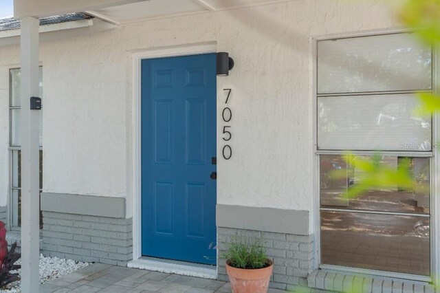 property entrance featuring stucco siding