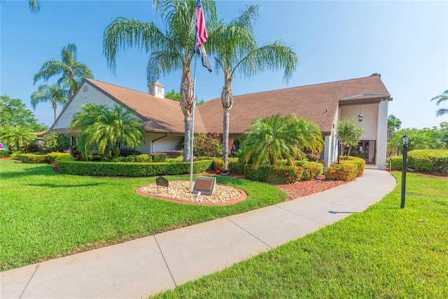 view of front of property featuring a front yard