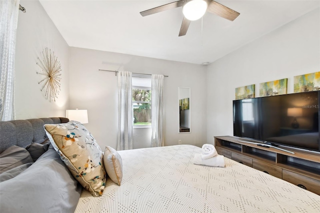 3626 17th St N, Saint Petersburg, FL 33713 - bedroom featuring ceiling fan
