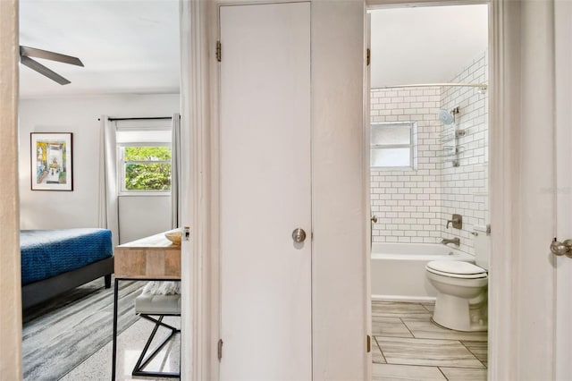 3626 17th St N, Saint Petersburg, FL 33713 - ensuite bathroom with toilet, connected bathroom, bathtub / shower combination, and a ceiling fan