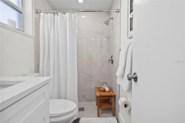 full bath with recessed lighting, vanity, toilet, and curtained shower