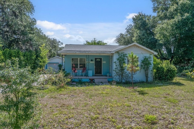 view of front of property featuring a porch and a front yard