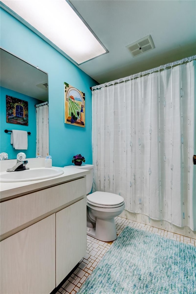 2600 Forest Run Ct, Clearwater, FL 33761 - bathroom with vanity and toilet