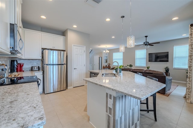 kitchen featuring visible vents, baseboards, recessed lighting, a sink, and appliances with stainless steel finishes