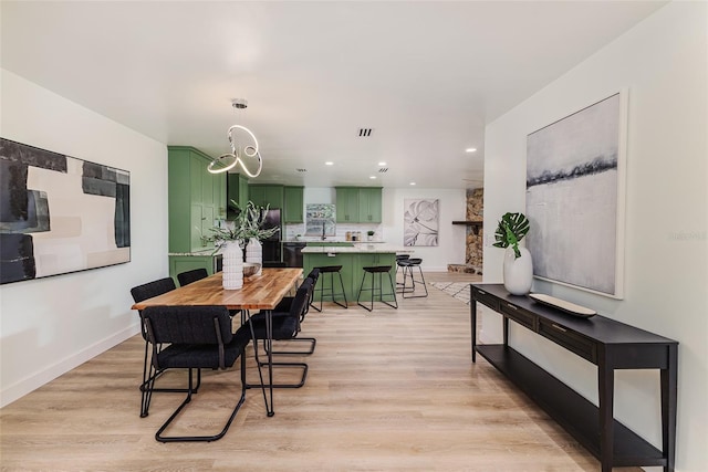 dining space featuring visible vents, baseboards, an inviting chandelier, recessed lighting, and light wood-style flooring