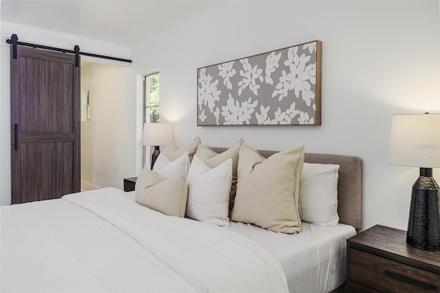 bedroom featuring a barn door
