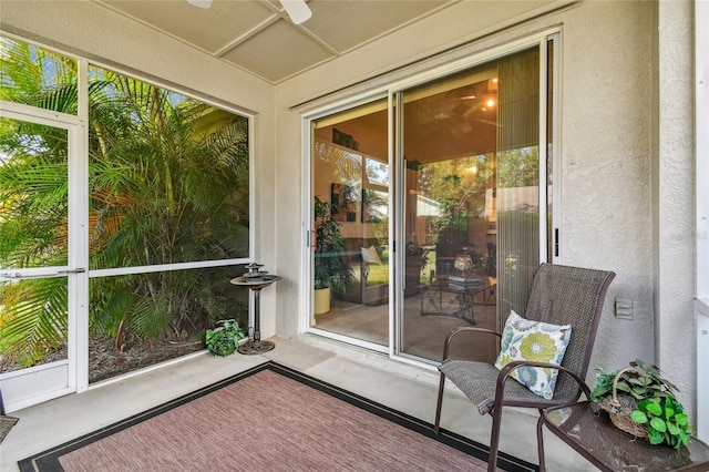 sunroom with ceiling fan
