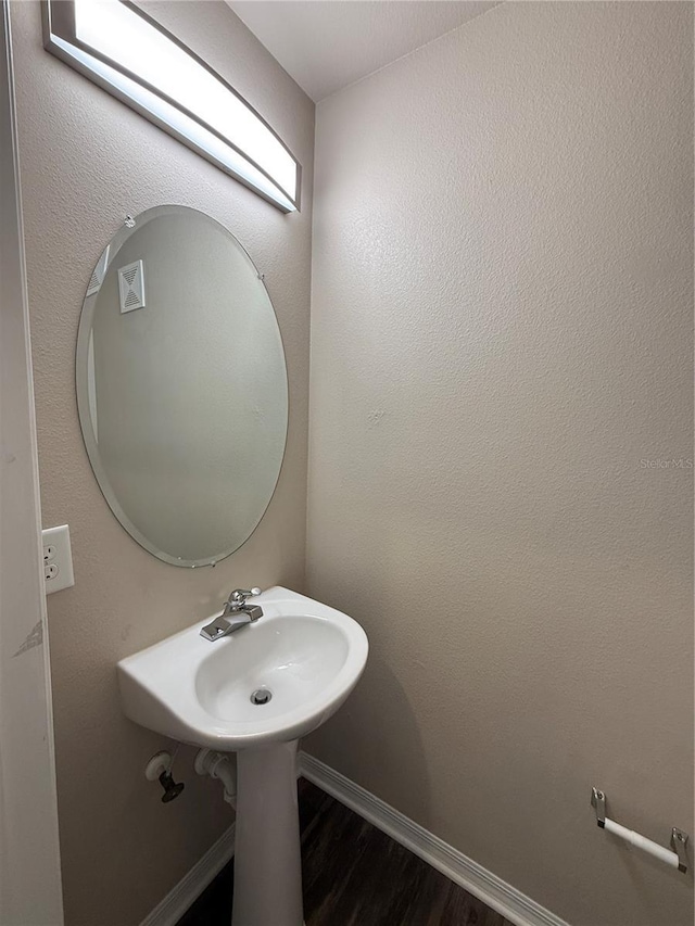 1530 Villa Capri Cir Unit 302, Odessa, FL 33556 - bathroom featuring a sink, baseboards, visible vents, and wood finished floors