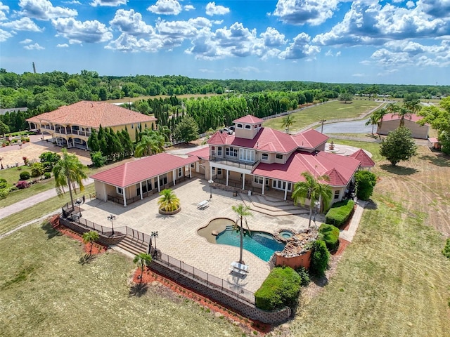 birds eye view of property featuring a forest view