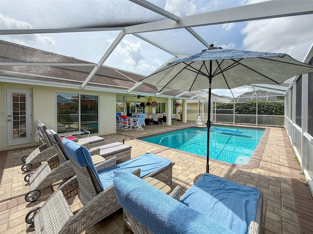 view of pool featuring a patio, a ceiling fan, an outdoor hangout area, a lanai, and a fenced in pool