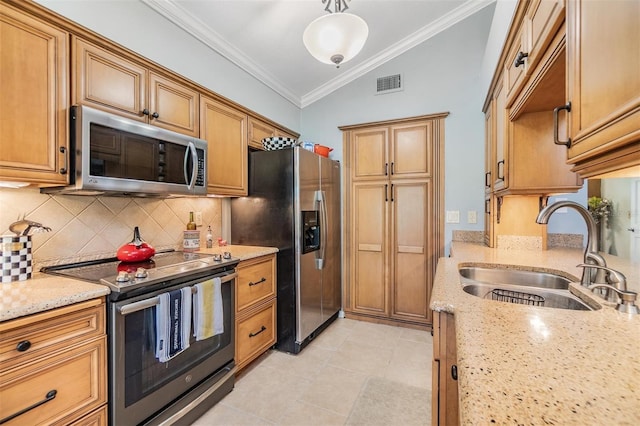 kitchen with visible vents, tasteful backsplash, a sink, appliances with stainless steel finishes, and vaulted ceiling