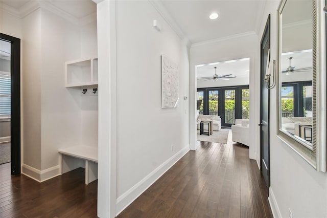 mudroom with dark wood-style flooring, ceiling fan, recessed lighting, and baseboards