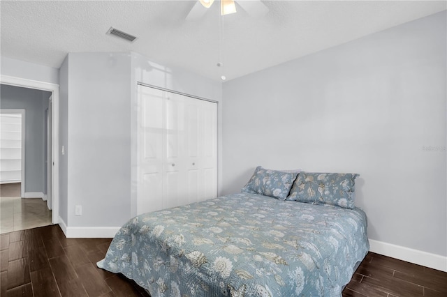 1424 Ridge Shore Dr, Tarpon Springs, FL 34689 - bedroom with wood finished floors, a closet, and ceiling fan