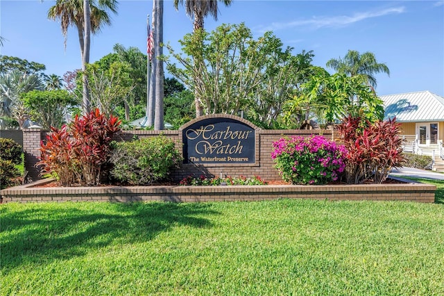 community sign with a lawn