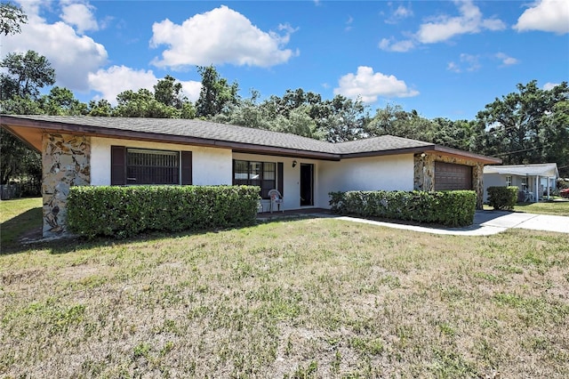 883 N Hollywood Cir, Crystal River, FL 34429 - ranch-style home featuring an attached garage, stucco siding, and a front lawn