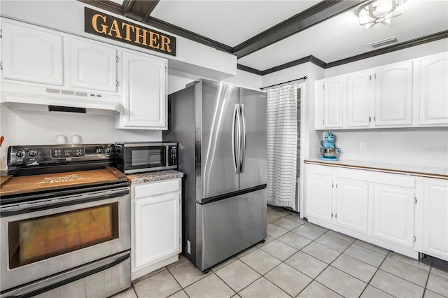 kitchen featuring visible vents, crown molding, under cabinet range hood, stainless steel appliances, and white cabinetry