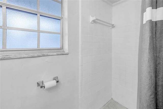 bathroom featuring a tile shower