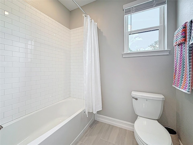 18203 Pine Hammock Blvd, Lutz, FL 33548 - full bathroom featuring baseboards, toilet, and shower / bath combo with shower curtain