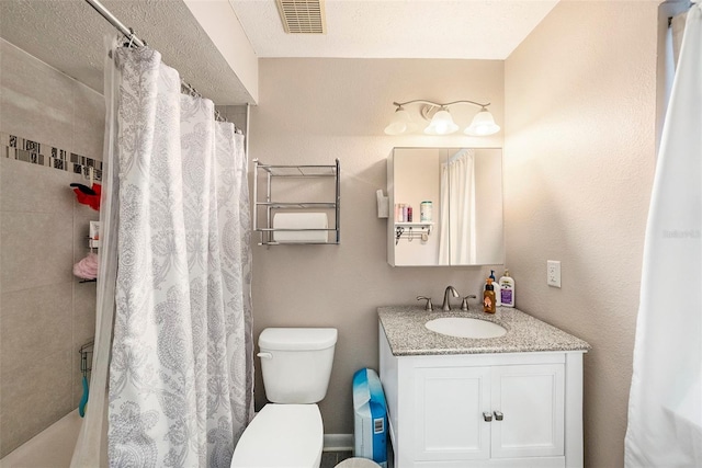 full bathroom featuring a shower with curtain, vanity, toilet, and visible vents