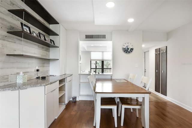 2615 Cove Cay Dr Unit 409, Clearwater, FL 33760 - dining space with dark wood finished floors, visible vents, baseboards, and recessed lighting