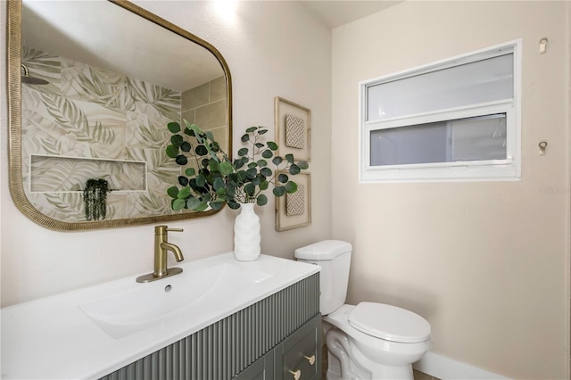full bath featuring toilet, curtained shower, and vanity