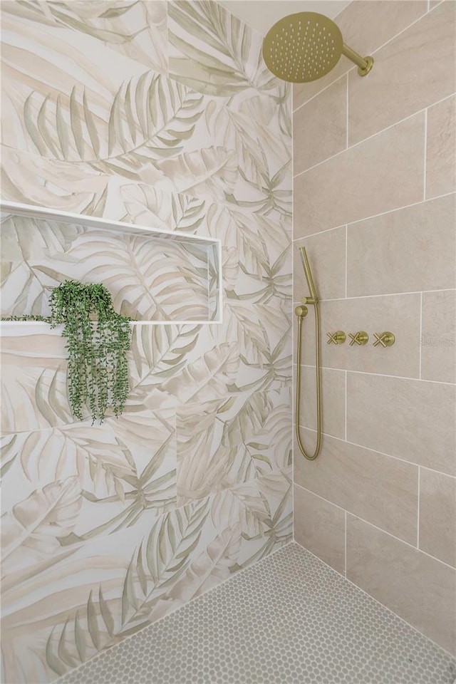 full bath with tiled shower
